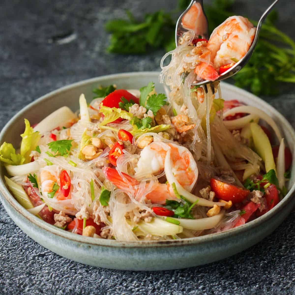 Salade thaïe de vermicelles (Yum Woon Sen) aux crevettes
