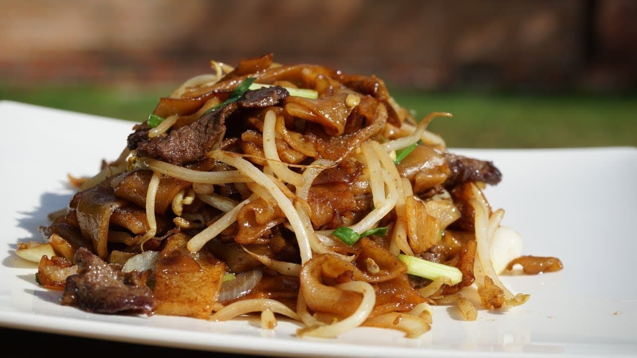 Pâtes de riz sautées au bœuf (干炒牛河)